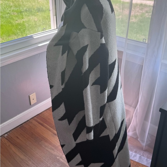 Stylish Black and White Women's Long Cardigan Sweater - Picture 3 of 6
